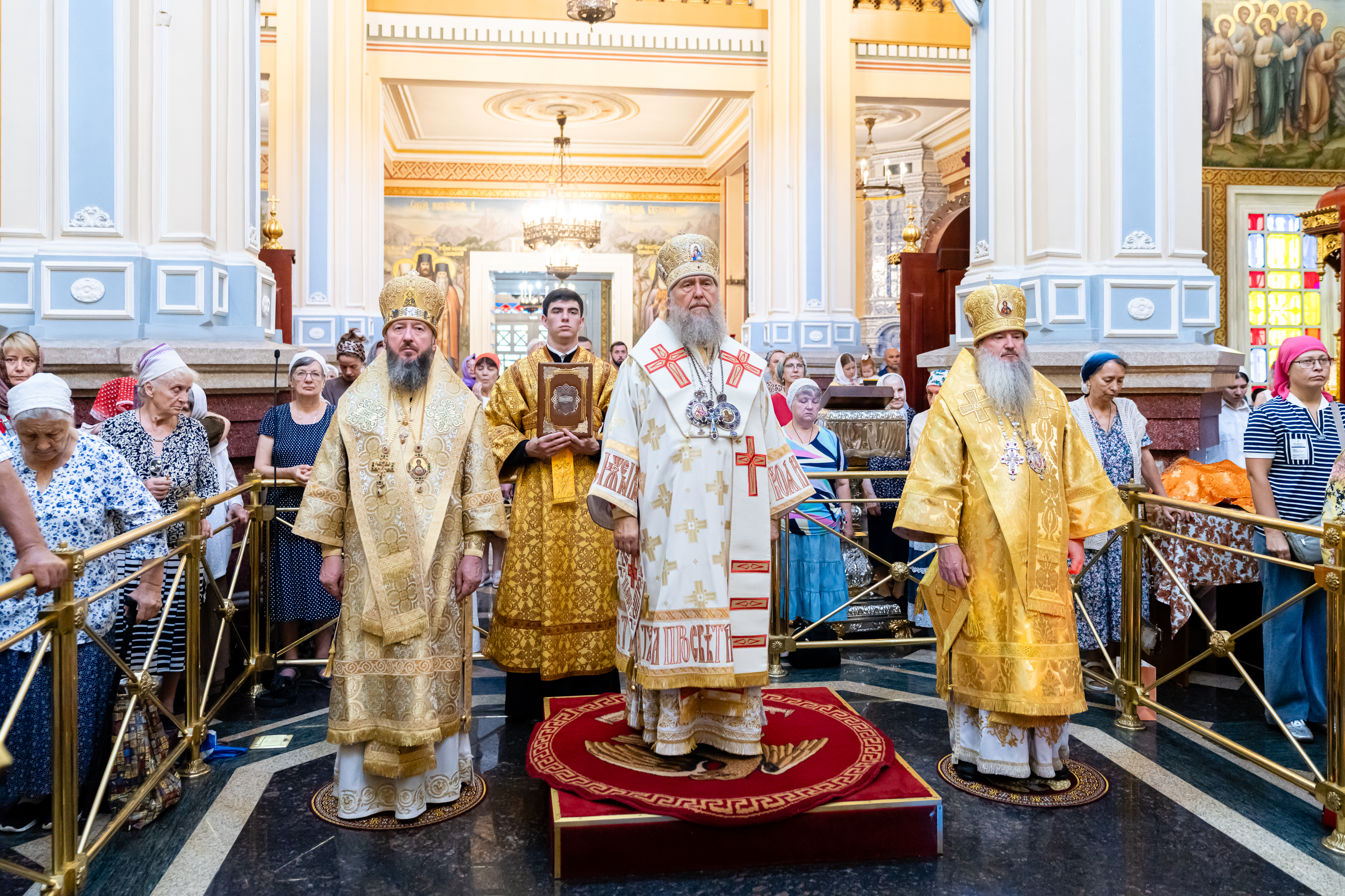 В воскресный день, отмеченный памятью равноапостольной Марии Магдалины, митрополит Александр совершил Литургию в главном храме Южной столицы