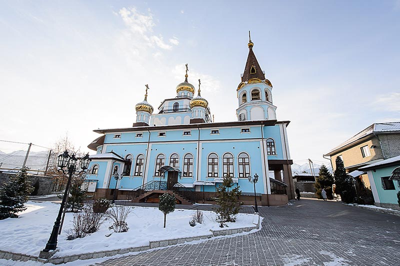 Митрополит Александр совершил Литургию в Петропавловском храме Алма-Аты