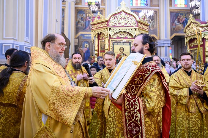 Глава Митрополичьего округа совершил новогодний молебен в главном храме Южной столицы