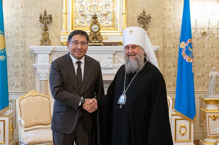 Akim of Almaty, Yerbolat Askarbekovich Dosaev, congratulated Metropolitan Alexander on the 25th anniversary of the establishment of the Astana and Almaty Diocese and the 35th anniversary of his archpastoral service