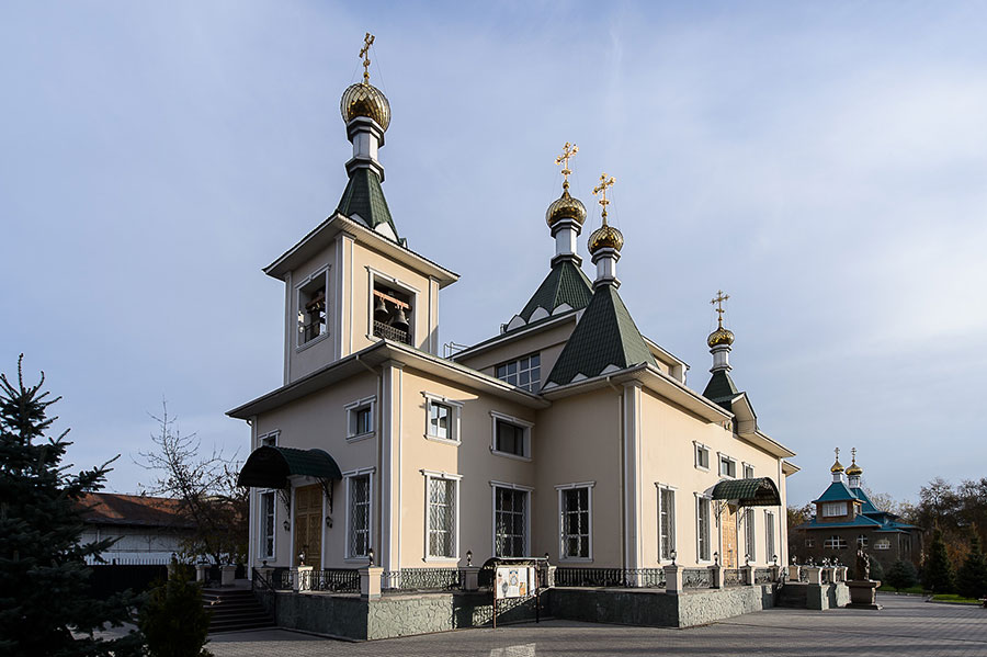 Metropolitan Alexander Celebrates Sunday Liturgy at the Sophia Cathedral of the Southern Capital