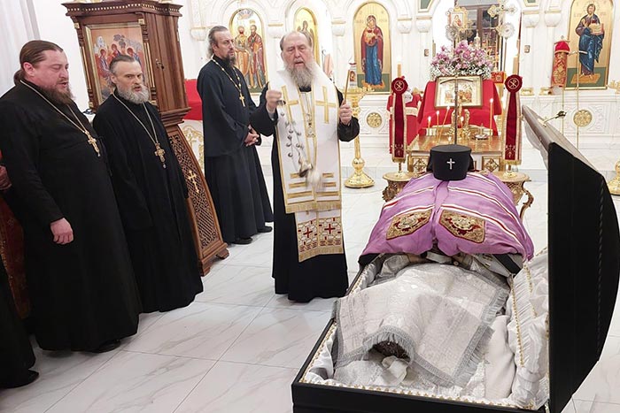 Митрополит Александр жаңадан қайтарылған архиепископ Антонийдің (Москаленко) табытының басында күшейтілген дұға (лития) жасады