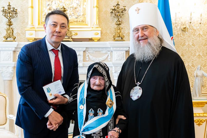 Старейшей насельнице Иверско-Серафимовской обители Алма-Аты – схимонахине Ирине (Любицкой) – вручена государственная медаль, посвященная 80-летию со дня Победы
