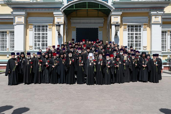 В канун Дня Великой Победы священнослужители Алма-Аты во главе с митрополитом Александром возложили цветы к мемориалу Славы в парке имени 28-ми Гвардейцев Панфиловцев 