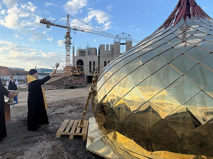 Глава Православной Церкви Казахстана совершил освящение креста и купола для строящегося храма в Астане