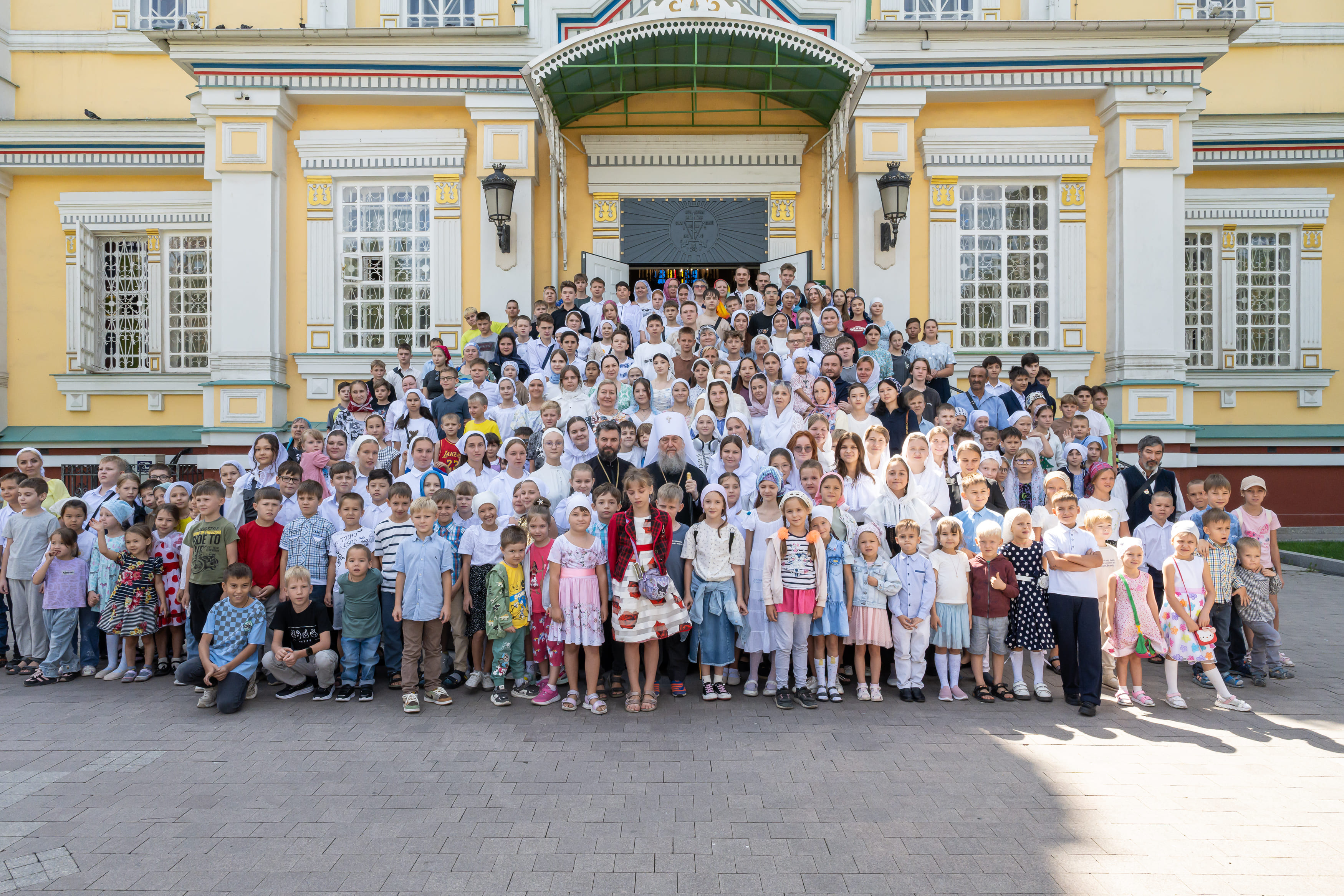 Митрополит Александр Оңтүстік астананың бас шіркеуінде оқу жылының басына арналған жексенбілік Литургия мен дұға ету қызметін өткізді