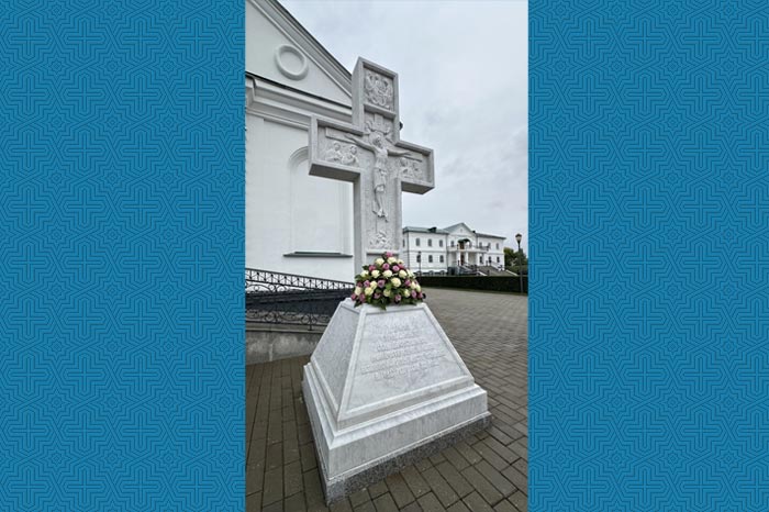 Өскеменде Шығыс Қазақстанда XX ғасырдағы қуғын-сүргін жылдарында қаза тапқандарды еске алу мақсатында тағзым ету кресті орнатылып, қасиетті етілді