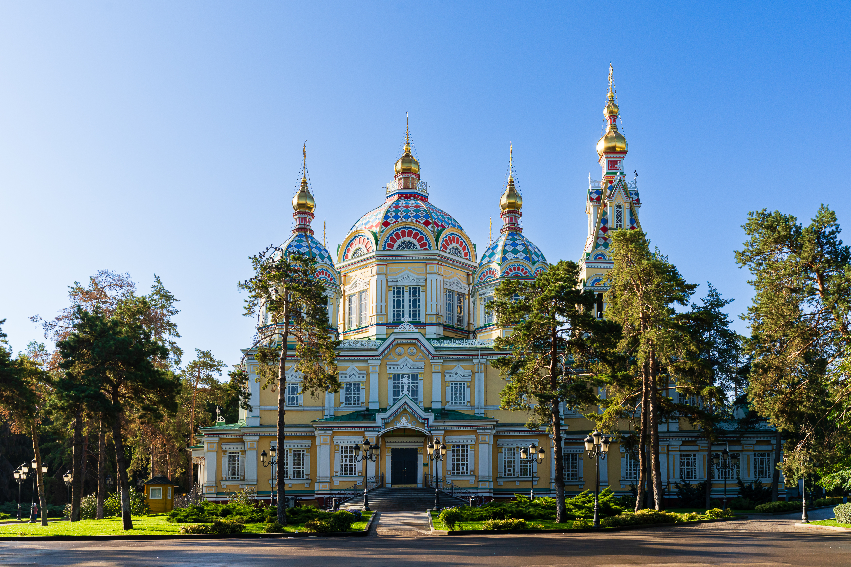 В праздник Рождества Пресвятой Богородицы митрополит Александр совершил Литургию главном храме Южной столицы