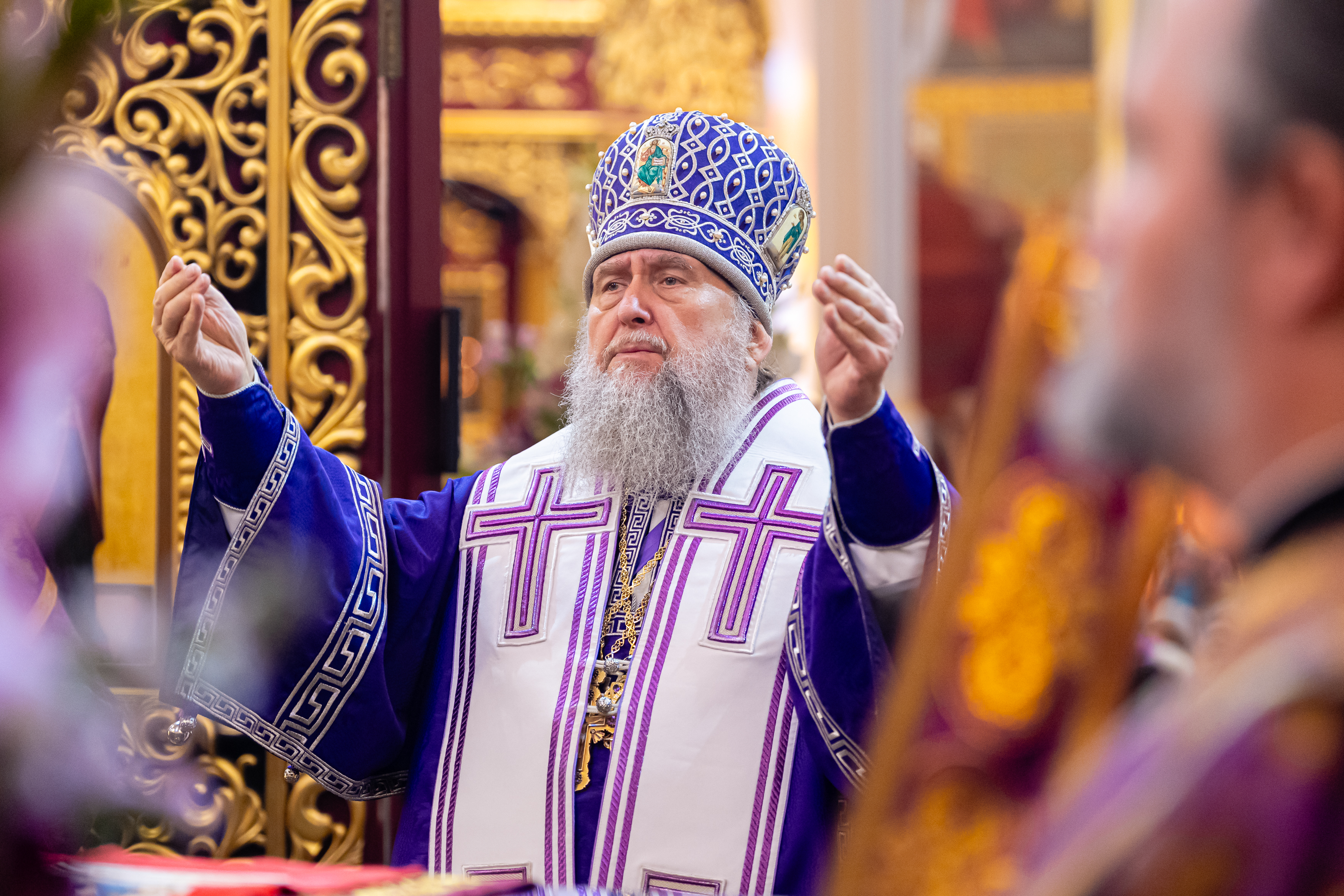 Праздник Воздвижения Креста Господня. Митрополит Александр совершил Литургию в главном храме Алма-Аты