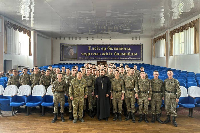 Протоиерей Александр Суворов Ұлттық гвардия сарбаздарымен әңгіме-дүкен құрды