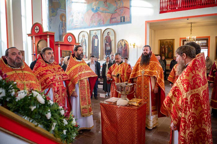 The secretary of the Kostanay Diocese performed the rite of Lesser Blessing and the Liturgy at the Cathedral of Saints Constantine and Helen