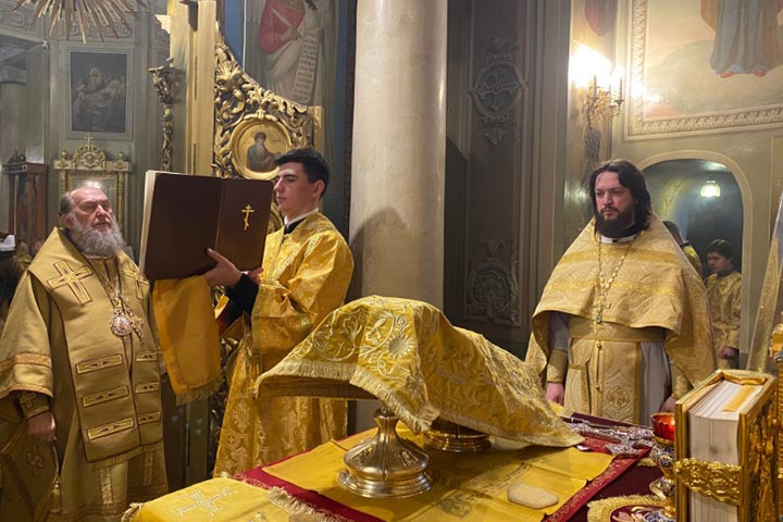 Metropolitan Alexander Celebrated the Sunday Liturgy at the Church of the Representation of the Metropolis in Moscow