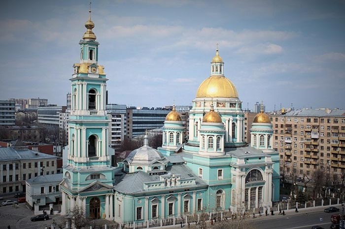 У святынь Елоховского Богоявленского кафедрального собора Москвы митрополит Александр совершил молитвы о благоденствии Казахстана