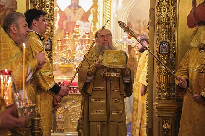 Митрополит Александр совершил воскресную Литургию в храме Представительства Митрополичьего округа в Москве