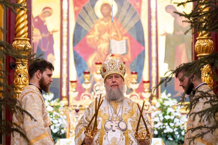 Мәсіхтің Рождество қарсаңында митрополит Александр Алматыдағы Вознесенский кафедралды соборында мерекелік құлшылықты басқарды