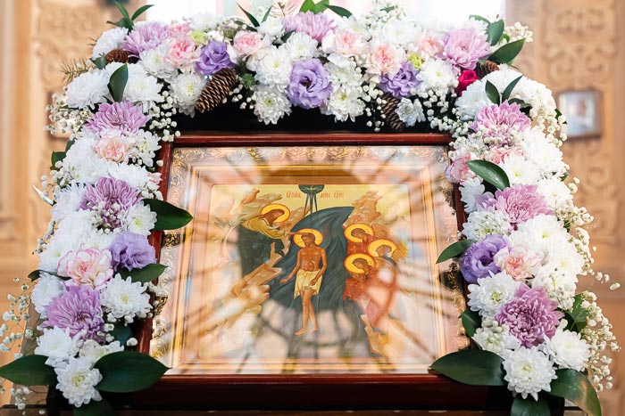 В праздник Собора Предтечи Господня Иоанна Глава Митрополичьего округа совершил Литургию в Богоявленском храме Южной столицы