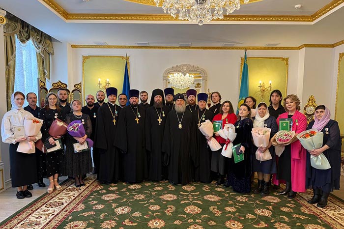 Астана және Қазақстан митрополиті Александр Астана құрметті өкілдігіне қарасты клириктер мен қызметкерлерге шіркеулік наградаларды табыс етті