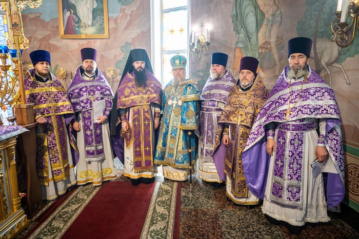 В субботу акафиста Глава Митрополичьего округа совершил Литургию в Иоанно-Богословском кафедральном соборе Рудного