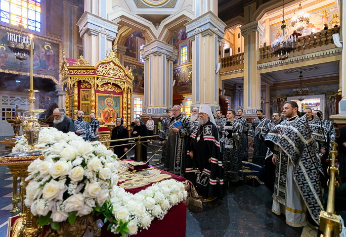 Қазақстан Православие Шіркеуінің Басшысы Алматыдағы Вознесенский соборында Қасиетті сенбі құлшылығын басқарды