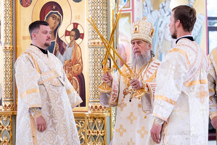 Митрополит Александр совершил Литургию в Петропавловском храме Южной столицы