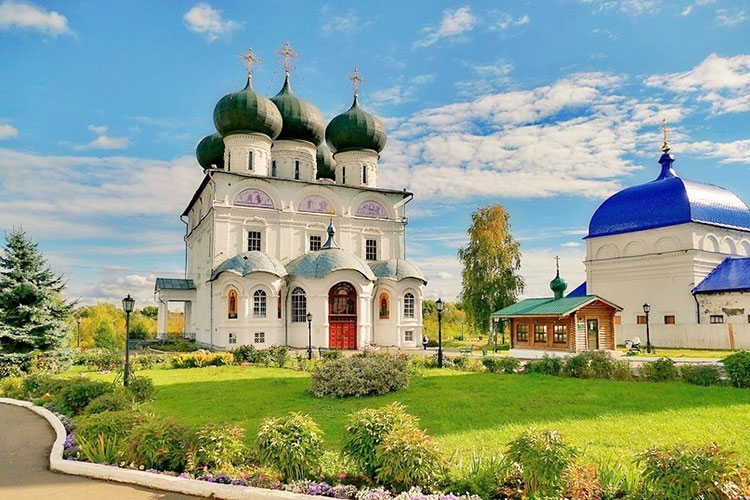 Metropolitan Alexander Venerates the Holy Shrines of the Dormition Trifon Monastery of Vyatka
