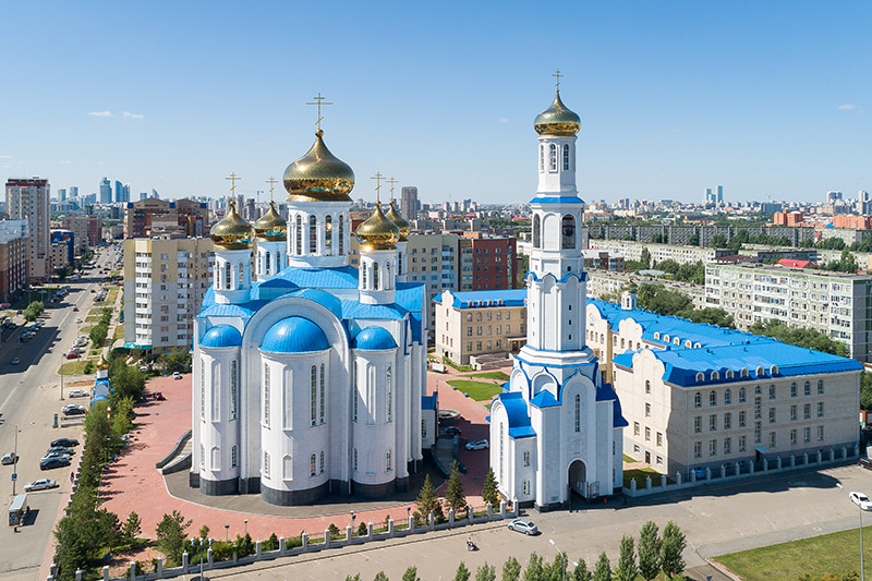 В воскресный день митрополит Александр совершил Божественную Литургию в Успенском кафедральном соборе Астаны