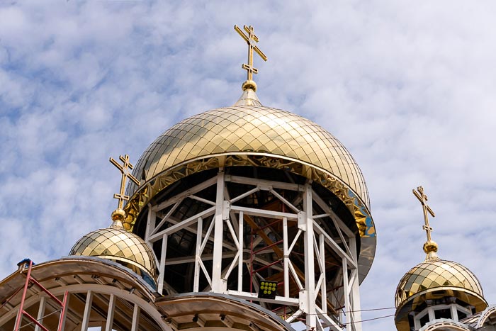 Митрополит Александр совершил освящение купольных крестов строящегося Космо-Дамиановского храма Алма-Аты