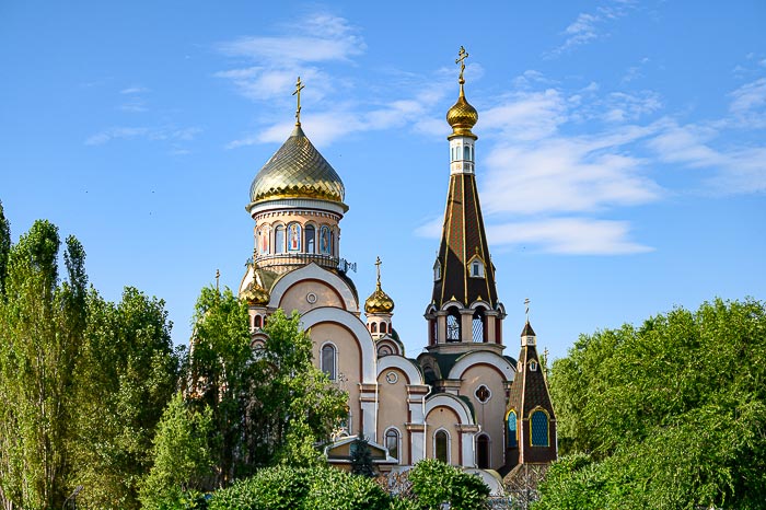 В день памяти священномученика Вениамина, митрополита Петроградского, Глава Православной Церкви Казахстана совершил Литургию в Крестовоздвиженском храме Алма-Аты