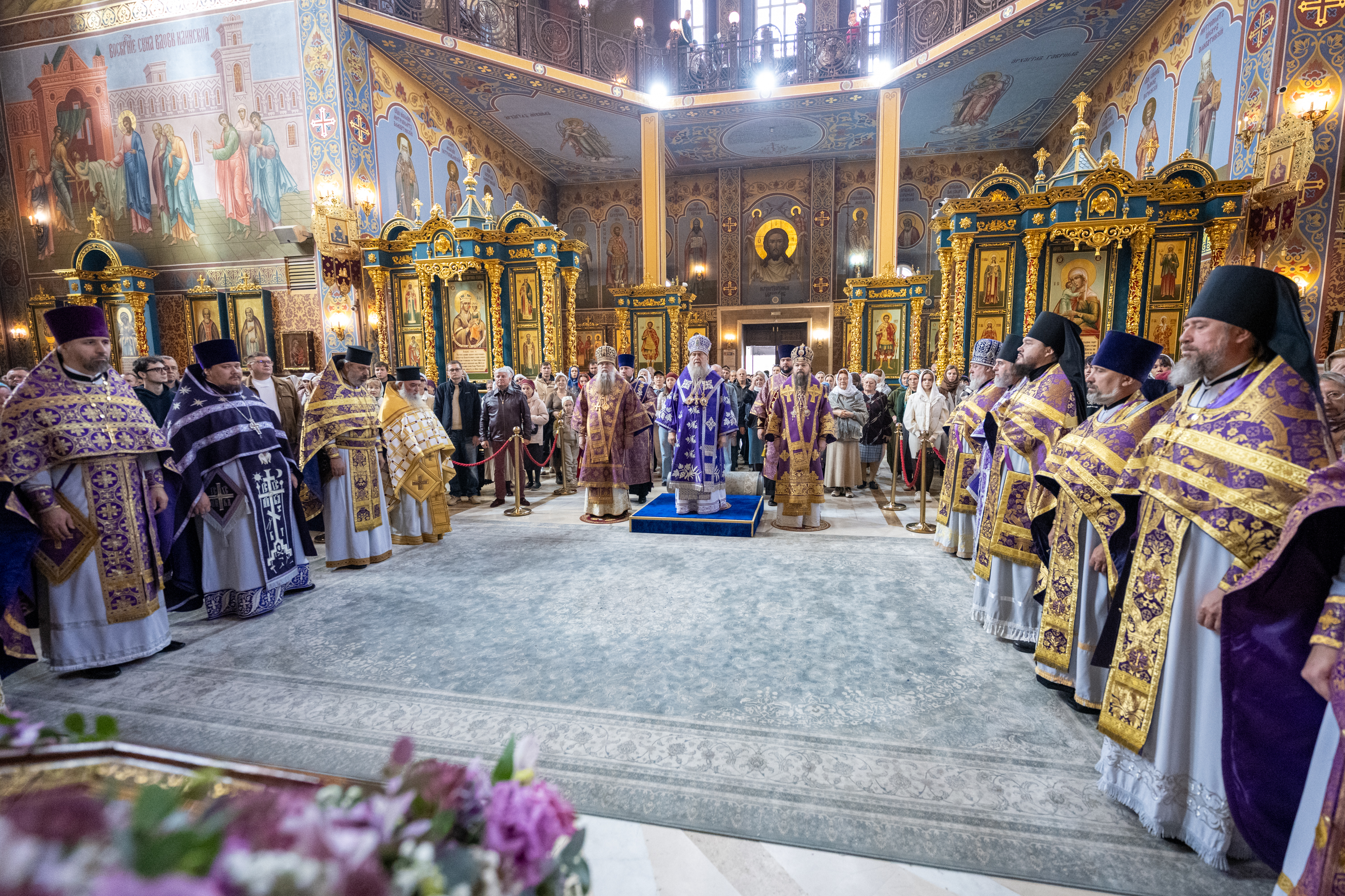 Праздник Воздвижения Честного Креста Господня. Митрополит Александр совершил Литургию в Успенском соборе Астаны