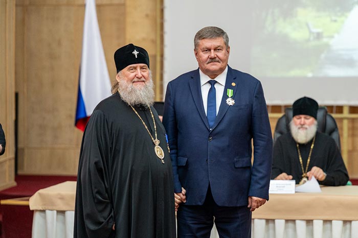 Митрополит Александр мен әулие Спиридонның қасиетті сүйектерін алып жүрген делегацияның Байқоңыр қаласы әкімшілігінің басшысы К.Д. Бусыгинмен кездесуі өтті