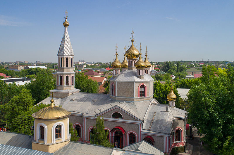 В день памяти преподобного Иова Почаевского митрополит Александр совершил Литургию в Никольском кафедральном соборе Чимкента