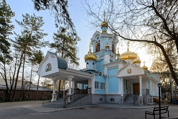 В Казанском соборе Алма-Аты совершена ночная Божественная Литургия